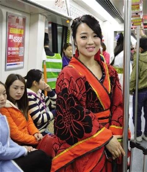 女子穿汉服乘坐地铁，气质优雅宛如仙女下凡，其颜值让众人沦陷！