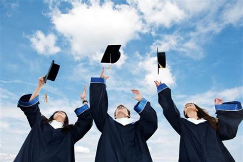 伯明翰大学的迪拜校区，同样的文凭居然学费更低，毕业薪资更高！_约合