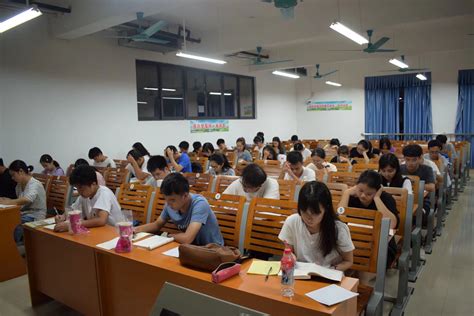 在明亮的教室燃烧学习激情——2020级新生的第一次晚自习-广西大学农学院