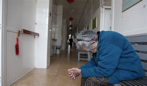 恶毒保姆虐打75岁老人，拘留15天，并处罚500元_腾讯新闻