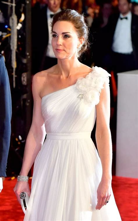 加冕典礼后凯特王妃再一次亮相，这次少了些严肃庄重感……|凯特王妃_新浪新闻