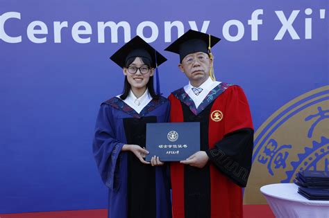 2022届硕士研究生毕业照-西安交通大学医学部