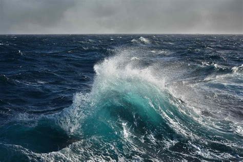What Causes Waves in the Ocean? Energy Analysis and Wave Types