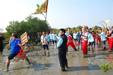 People Looking Standing 的图像结果