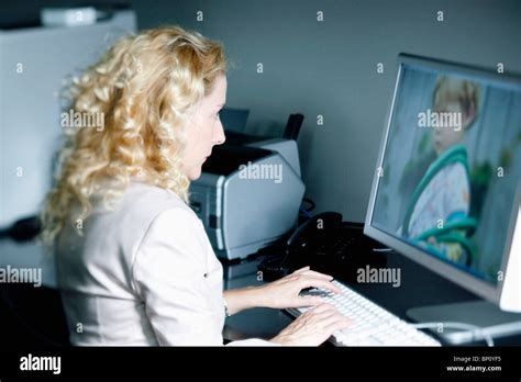 Woman Using Computer 的图像结果