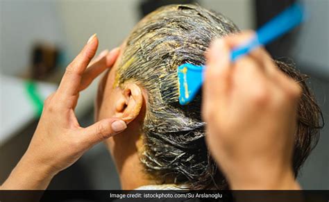 30 से 40 रुपये वाली हेयर डाई से करते हैं बाल काले तो एक बार ठहर जाइए ...