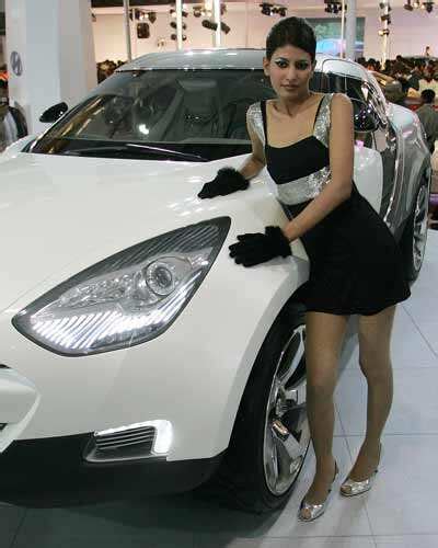 Indian model poses with the newly unveiled Honda's CBR 1000 RR-RC212V ...
