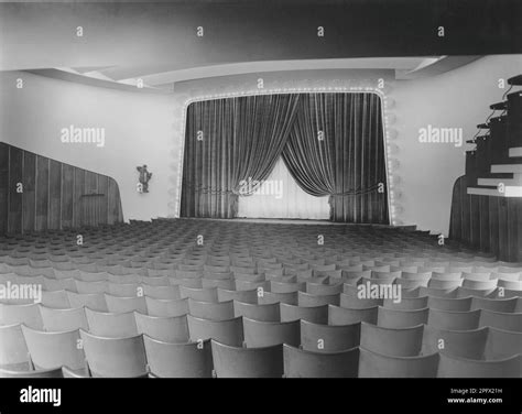 Cinema house forties hi-res stock photography and images - Alamy