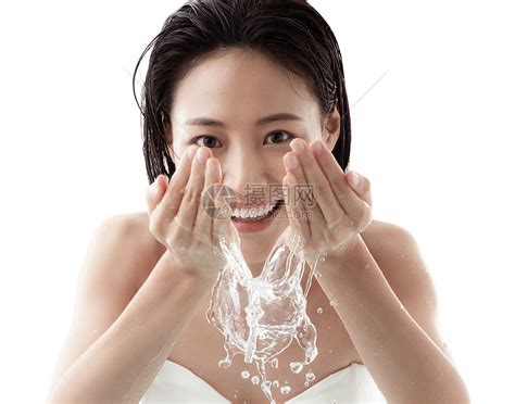 年轻女人洗脸高清图片下载-正版图片507665961-摄图网