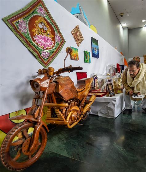 Painting of Narendra Modi at railway station bags Rs 5 lakh at auction ...