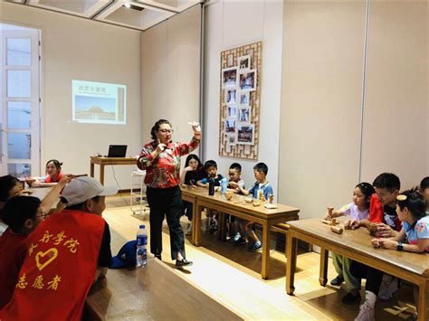 北京工业大学耿丹学院-建筑学专业学生在故宫博物院讲解古建筑营造