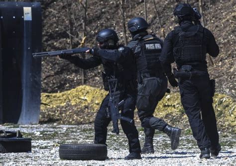 "Izuli su nas i držali u kanalu"; Specijalci Rosu sat vremena brutalno ...