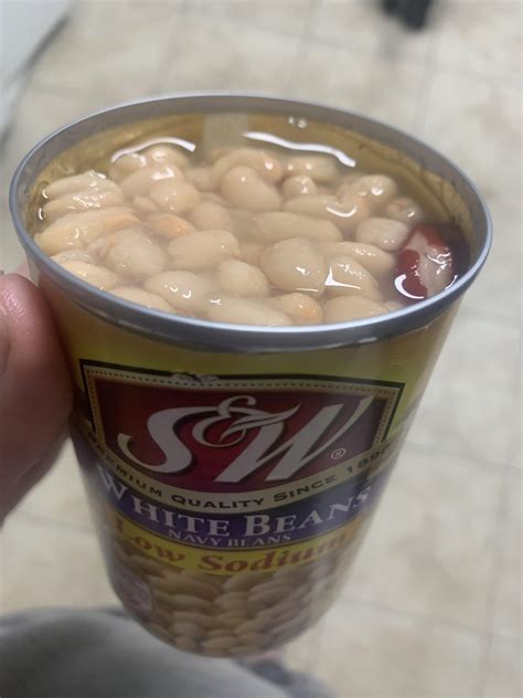 Got a surprise kidney bean in my canned navy beans : r/mildlyinteresting