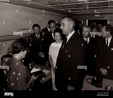 Lyndon johnson swearing in 1963 hi-res stock photography and images - Alamy