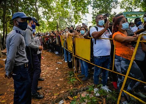 Cuba: Lines in Havana to emigrate, the business of Cuban anguish and a ...
