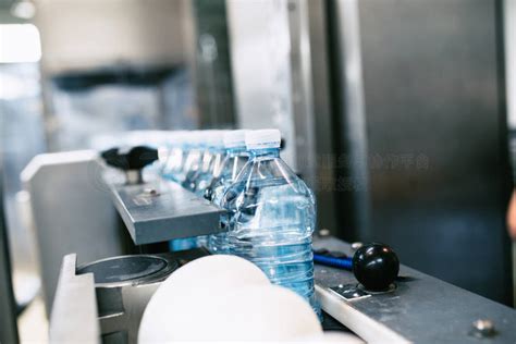 装瓶厂-水灌装流水线, 用于加工和装入蓝色瓶子中的纯净泉水。选择性聚焦图片免费下载-5051056316-千图网Pro