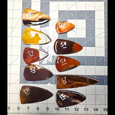Page 6 Mookite Preforms, Flintknapping Slabs. – Flintknapping traditions