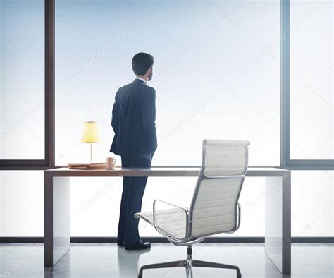 Businessman Standing 的图像结果