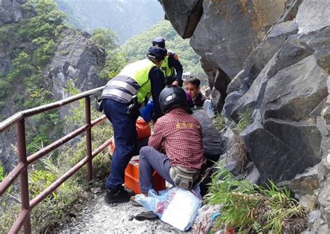 台湾花莲地震：马来西亚男子被落石砸中 已无生命迹象|马来西亚|落石|花莲_新浪新闻