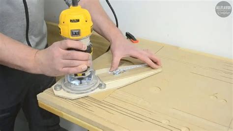 Router Circle Jig Tutorial 的图像结果