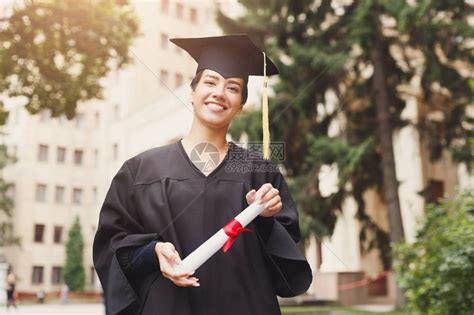 年轻微笑的女人在大学毕业那天持有文凭教育资高清图片下载-正版图片505179553-摄图网