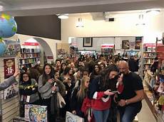 libreria mondadori a roma in tantissimi alla libreria mondadori per la youtuber libreria mondadori a roma in tantissimi alla libreria mondadori per la youtuber