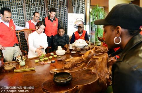 江苏镇江：外国留学生体验茶文化--美丽乡村--人民网