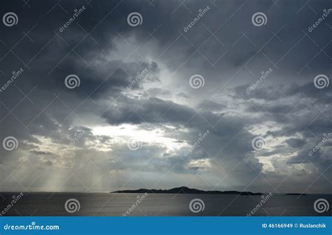 风雨如磐的天空 库存图片. 图片 包括有 岩石, 云角, 海岸线, 云彩, 海运, 室外, 严重, 天堂 - 46166949