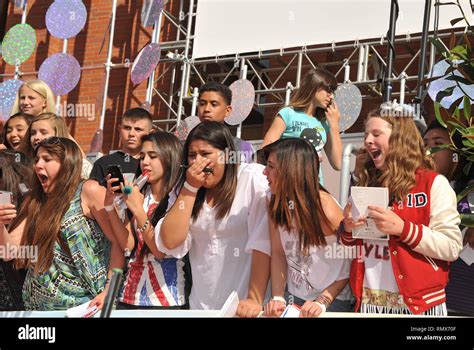 One Direction Surprsing Fans 的图像结果