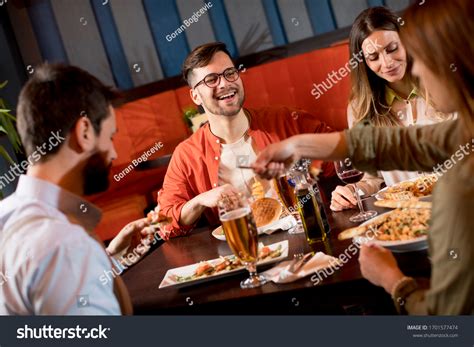 Restaurant with People 的图像结果