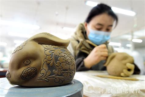 邯郸：“萌兔”主题瓷器生产忙