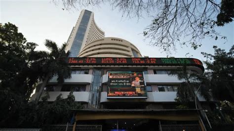 Stock Market Updates: शेयर मार्केट में बिकवाली, सेंसेक्स 325 अंक तक ...