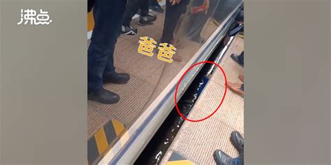 江西一男孩掉进列车站台缝隙 车站工作人员：孩子爸爸用围巾拉上来了 没受伤(含视频)_手机新浪网