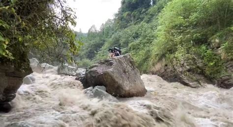 彭州山洪亲历者：2秒河道被淹，蹲在石头上苦等救援，泄洪沟为何变旅游景点_腾讯新闻