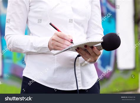 Reporter Taking Notes 的图像结果