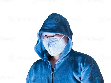 hombre asiático con capucha y máscara con grandes ojos amenazando cara ...