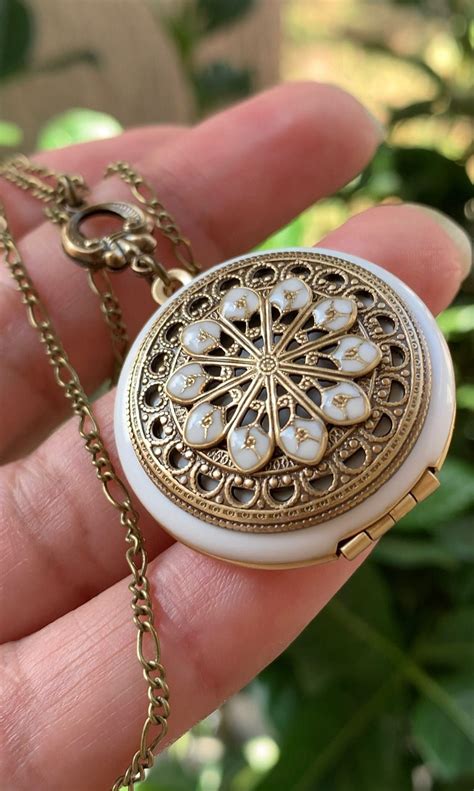 Vintage Style Locket Necklace: Floral Mandala Pendant. Photo Bouquet ...