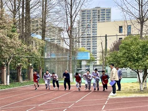 杭州一中学进行体育中考模拟考，校长亲自上阵陪跑一千米-大河新闻
