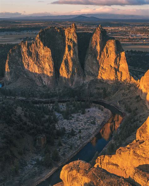 Misery Ridge Trail view of Smith Rock & Crooked River (sunrise) | Explorest