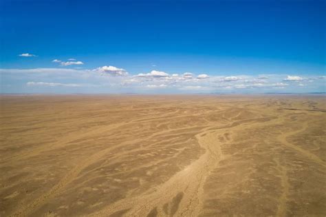 沙漠素材图片设计空中悬挂着一轮弯月和荒芜的沙漠相结合气氛冷清孤寂