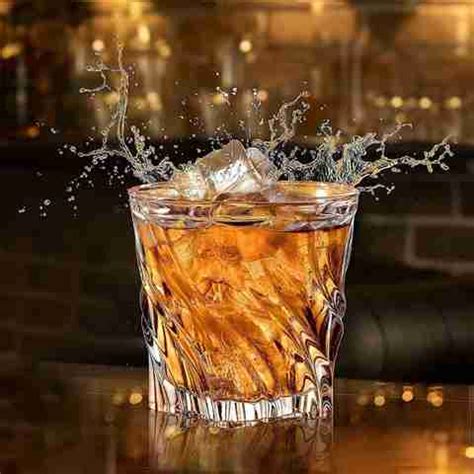 VLSYS (Pack of 2) Whiskey Glasses Transparent Crystal Clear Twist ...