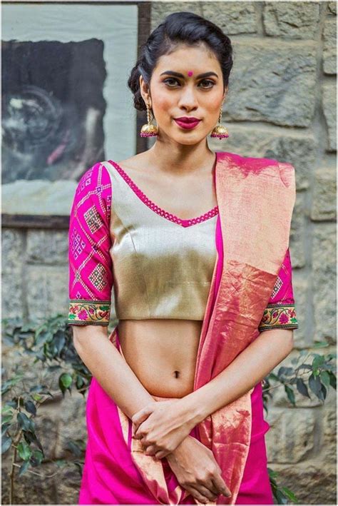 देखिये भारतीय महिलाओं में सबसे पोपुलर वी नेक ब्लाउज़ के 15 मनमोहक रूप ...
