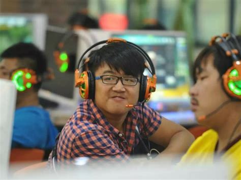 Chinese Firm Punishes Its Employees With Push-Ups If They Fail To Walk ...