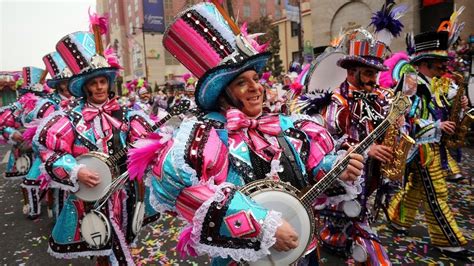 Mummers strut down South Broad Street in 120th annual Mummers Parade ...