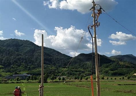 电力公司在农村栽电线杆，占用了农田，农民是否可以要补助？_腾讯新闻
