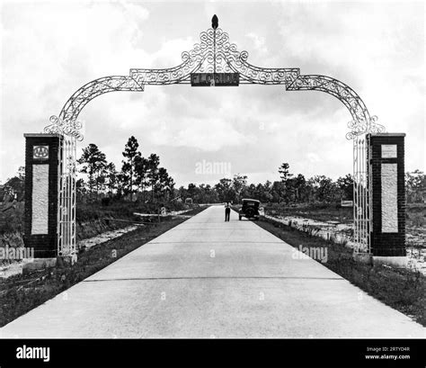 Florida c. 1925 The state line marker between Georgia and Florida Stock ...