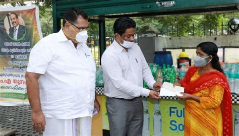 Lulu Group's MA Yusuf Ali Pays Rs 9 Lakh Shop Rent Due Of Kerala Woman ...