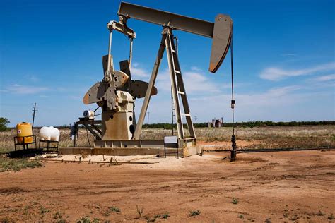 How Do Average Costs Compare Among Various Oil Drilling Rigs?