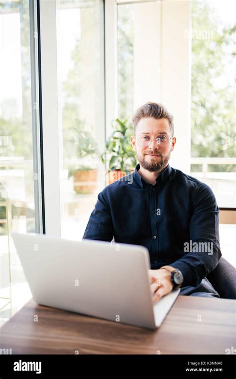 Businessman with Laptop 的图像结果