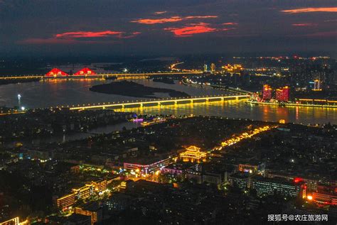 【携程攻略】襄阳襄阳古城景点,晚上去看的，夜景灯光照射下的古城非常壮美。临汉门显得非常有雄伟壮…